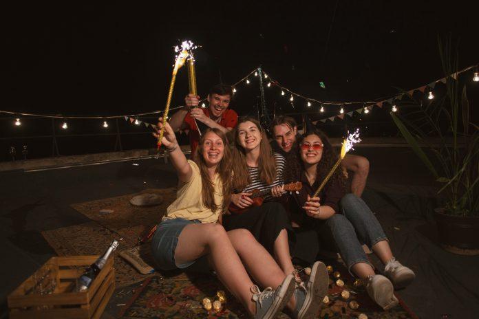 How To Decorate Your Backyard For A Nighttime Event