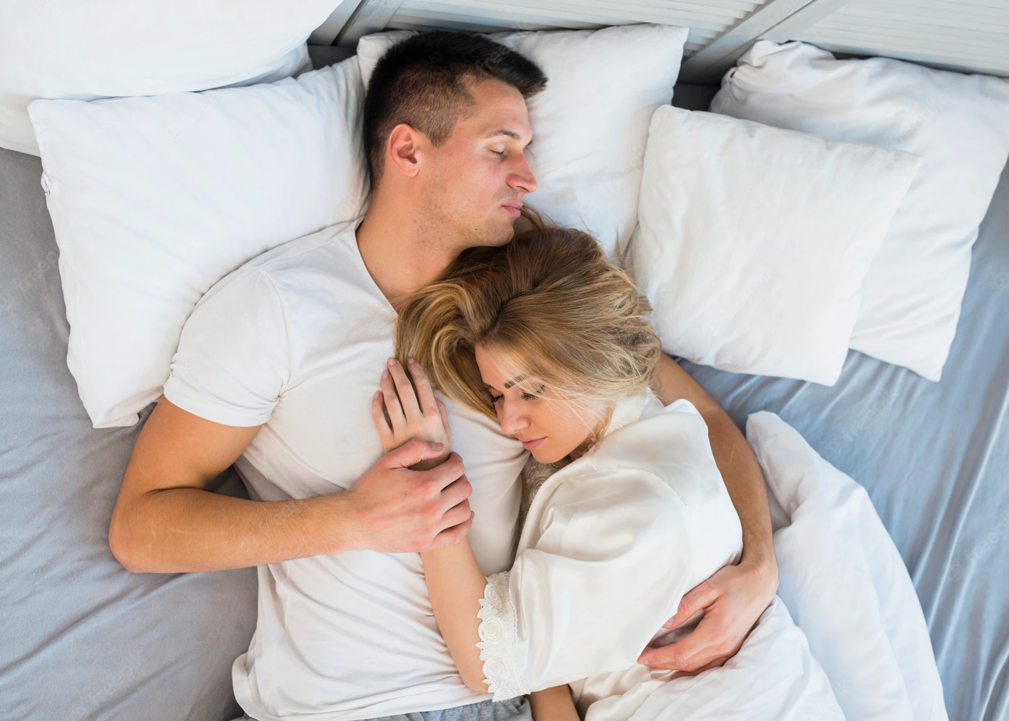 Приятное мужу в постели. Спать в обнимку. Спящие пары. Муж и жена лежат в обнимку.
