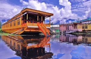 You can stay in a Gorgeous Houseboat